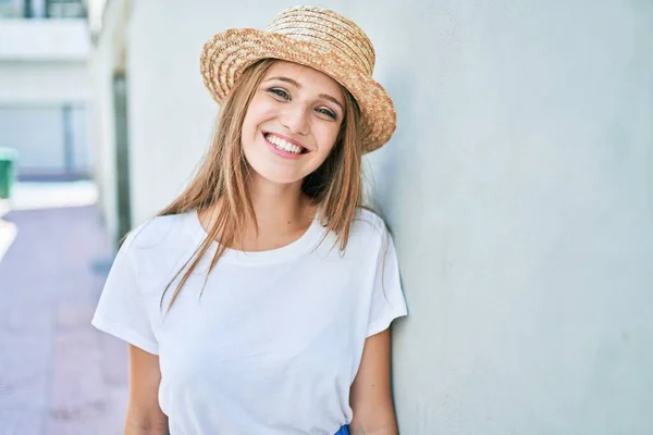 Junge Blonde Frau Urlaub Lächelt Glücklich Die Wand Der Straße — Stockfoto