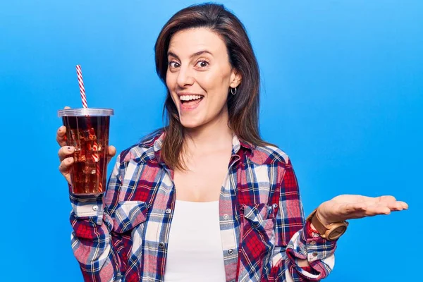 Jovem Bela Mulher Bebendo Copo Bebida Cola Celebrando Realização Com — Fotografia de Stock