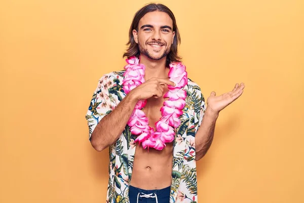Joven Hombre Guapo Con Traje Baño Lei Hawaiano Sorprendido Sonriendo —  Fotos de Stock