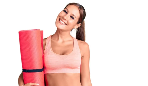 Jovem Bela Mulher Hispânica Segurando Tapete Ioga Olhando Positivo Feliz — Fotografia de Stock