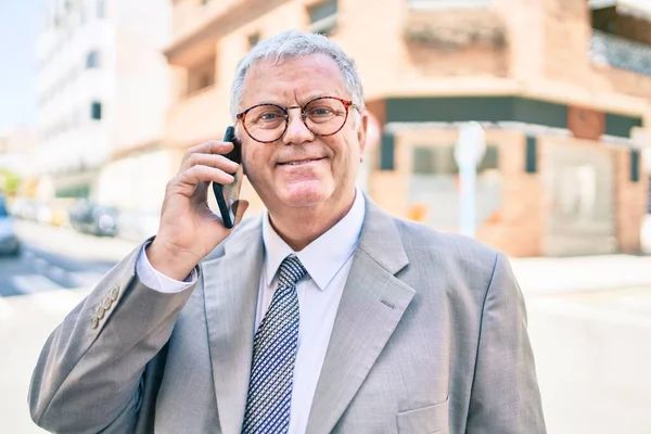 Senior Gråhårig Affärsman Som Använder Smartphone Promenader Gatan Staden — Stockfoto