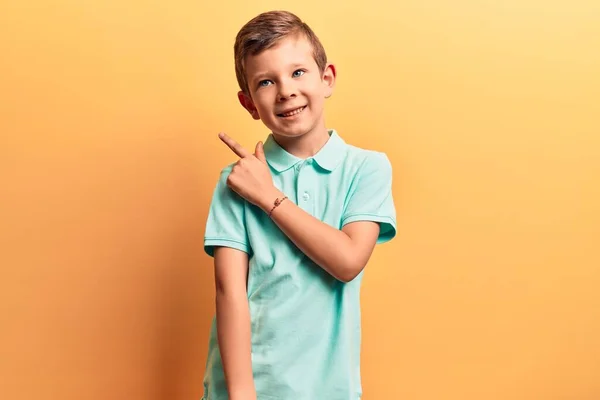 Ragazzo Biondo Carino Che Indossa Abiti Casual Sorridente Allegro Che — Foto Stock