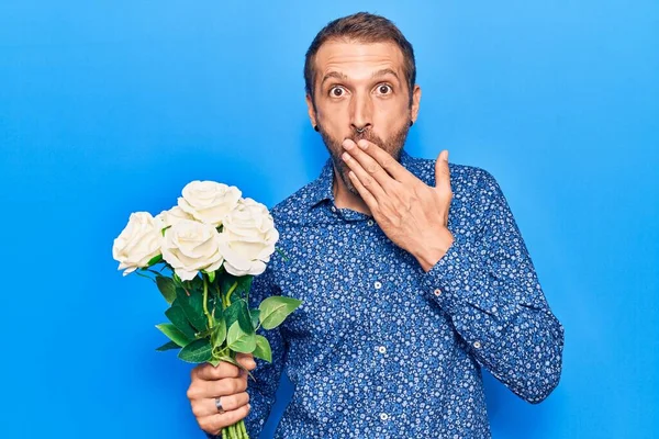 Ung Stilig Man Med Blommor Som Täcker Munnen Med Handen — Stockfoto