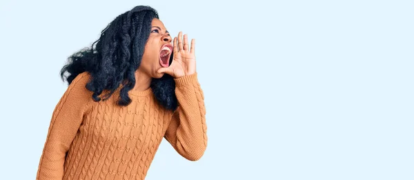 Mooie Afro Amerikaanse Vrouw Draagt Casual Trui Schreeuwend Schreeuwend Van — Stockfoto