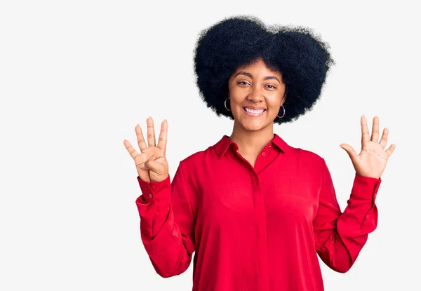 Молода Афроамериканка Повсякденному Одязі Показує Вказує Вгору Пальцями Номер Дев — стокове фото
