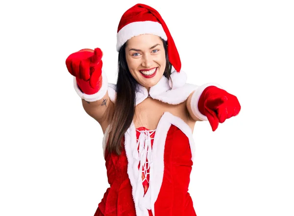 Молодая Красивая Белая Женщина Костюме Санта Клауса Указывает Тебя Камеру — стоковое фото