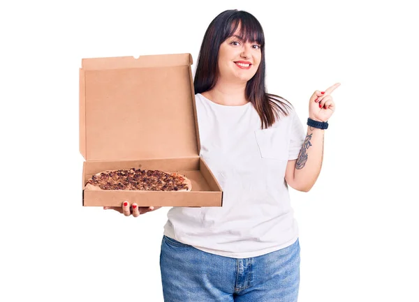 Ung Storlek Kvinna Håller Leverans Pizza Box Ler Glad Pekar — Stockfoto