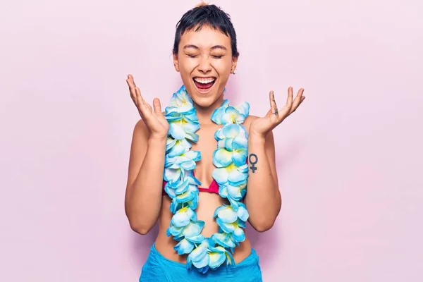 Ung Kvinna Klädd Bikini Och Hawaiian Lei Firar Galen Och — Stockfoto