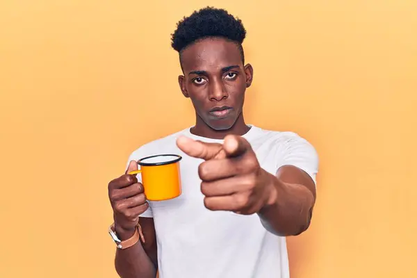 Joven Afroamericano Hombre Sosteniendo Café Señalando Con Dedo Cámara Usted — Foto de Stock