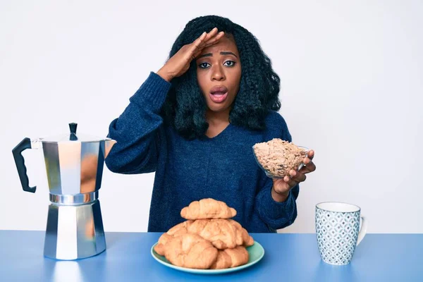 Belle Femme Africaine Assise Sur Table Mangeant Des Céréales Stressée — Photo