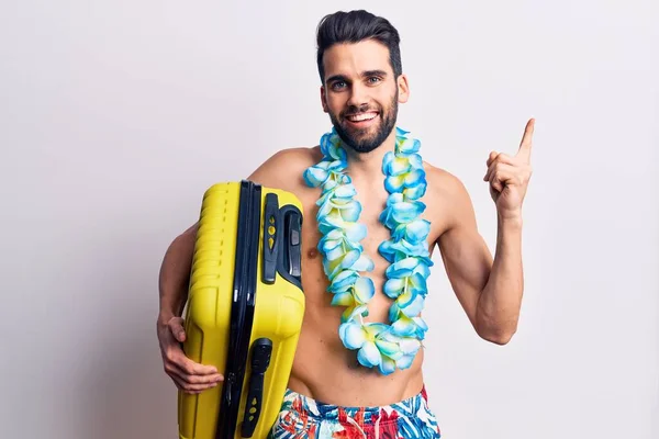 Joven Hombre Guapo Con Barba Con Traje Baño Lei Hawaiano —  Fotos de Stock