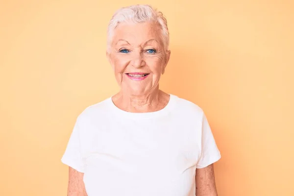 Mulher Bonita Sênior Com Olhos Azuis Cabelos Grisalhos Vestindo Tshirt — Fotografia de Stock