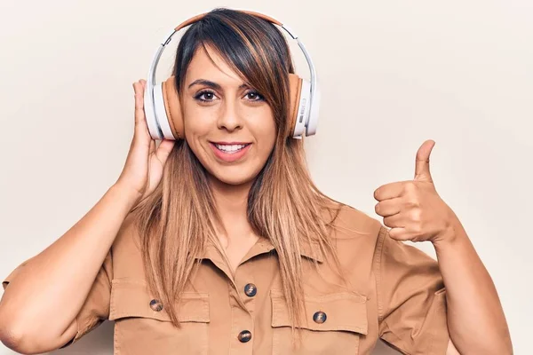 Joven Hermosa Mujer Escuchando Música Usando Auriculares Sonriendo Feliz Positivo —  Fotos de Stock