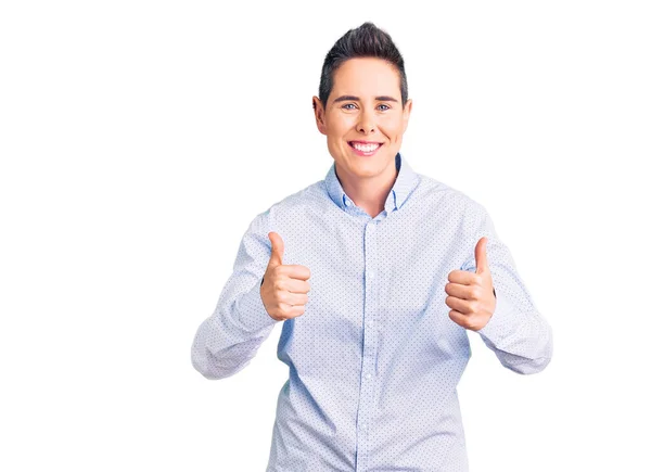 Jonge Vrouw Met Kort Haar Draagt Zakelijke Kleding Succes Teken — Stockfoto