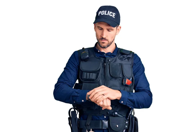 Joven Hombre Guapo Vistiendo Uniforme Policía Comprobando Hora Reloj Pulsera —  Fotos de Stock