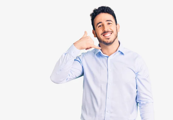 Jovem Hispânico Vestindo Roupas Negócios Sorrindo Fazendo Gesto Telefone Com — Fotografia de Stock