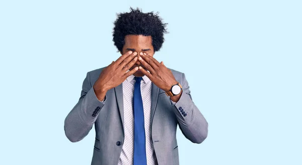 Schöner Afrikanisch Amerikanischer Mann Mit Afro Haaren Der Businessjacke Trägt — Stockfoto