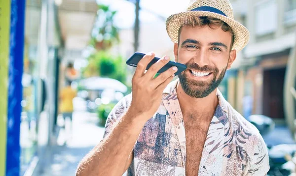 Ung Latinamerikansk Man Semester Ler Glad Med Hjälp Smartphone Gatan — Stockfoto