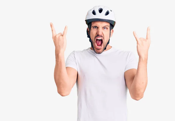 Pemuda Tampan Memakai Helm Bersepeda Berteriak Dengan Ekspresi Gila Melakukan — Stok Foto