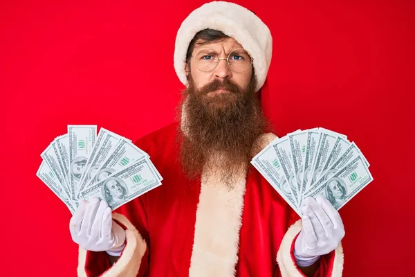 ชายหน วแดงหล เครายาวสวมช ดซานตาคลอสถ อพวงของดอลลาร สงส ยและก งวล Frowning อารมณ — ภาพถ่ายสต็อก