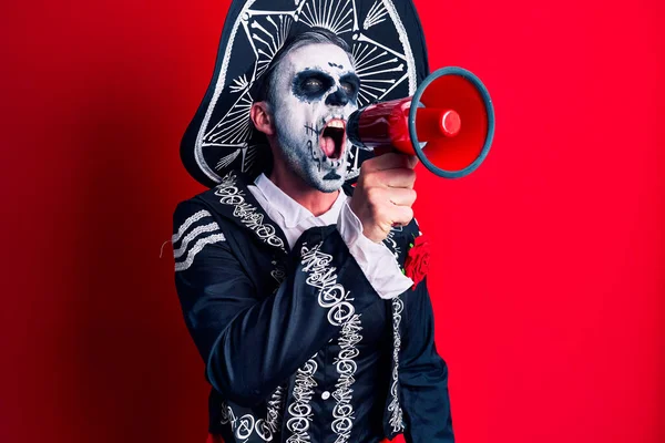 在墨西哥 穿着死者服装的令人生畏的人通过扩音器大喊大叫 这是由传统仪式造成的 — 图库照片