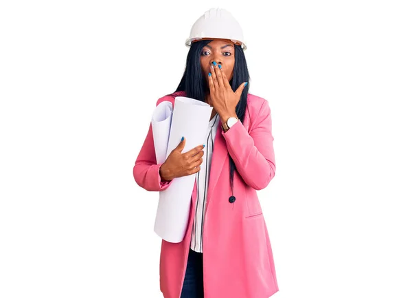 Молода Афро Американська Жінка Одягнена Архітекторський Твердий Капелюх Тримає Креслення — стокове фото