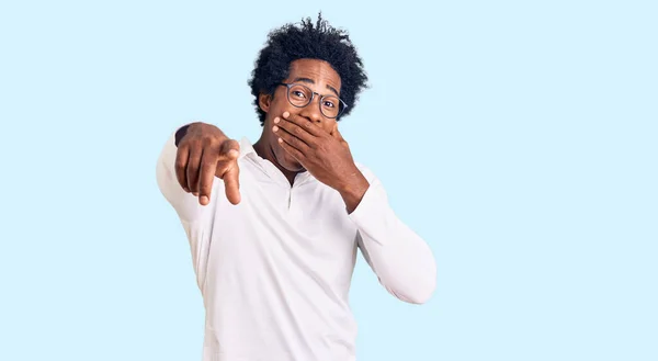 Jóképű Afro Amerikai Férfi Afro Hajjal Alkalmi Ruhában Szemüvegben Nevetve — Stock Fotó