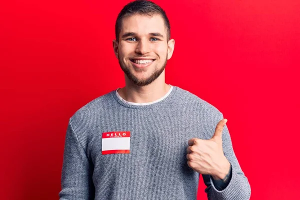 Joven Hombre Guapo Vistiendo Hola Nombre Pegatina Sonriendo Feliz Positivo — Foto de Stock