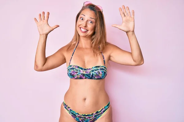 Medelålders Latinamerikansk Kvinna Bikini Som Visar Och Pekar Upp Med — Stockfoto