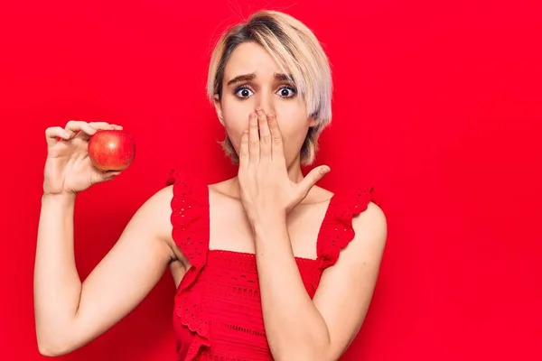 Ung Vacker Blond Kvinna Håller Rött Äpple Täcker Munnen Med — Stockfoto