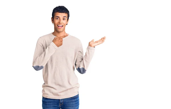 Jovem Afro Americano Vestindo Roupas Casuais Maravilhado Sorrindo Para Câmera — Fotografia de Stock