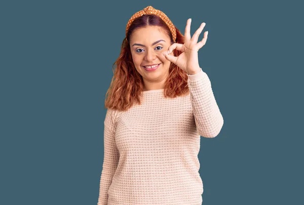 Jovem Mulher Latina Vestindo Roupas Casuais Diadema Sorrindo Positivo Fazendo — Fotografia de Stock