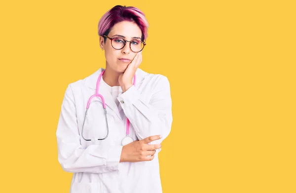 Jovem Mulher Bonita Com Cabelo Rosa Vestindo Uniforme Médico Pensando — Fotografia de Stock