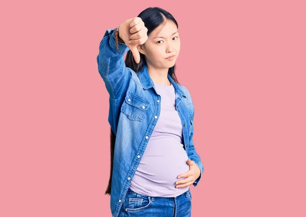 Jovem Mulher Chinesa Bonita Grávida Esperando Bebê Olhar Infeliz Irritado — Fotografia de Stock