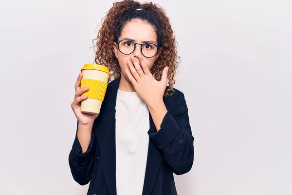 Hermosa Niña Con Pelo Rizado Con Ropa Negocios Gafas Que — Foto de Stock