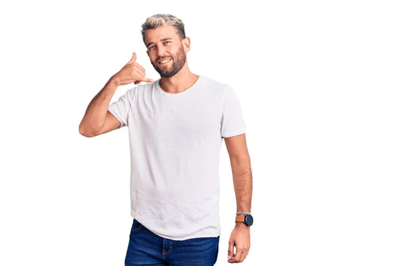 Jeune Homme Blond Beau Portant Shirt Décontracté Faisant Des Pouces — Photo