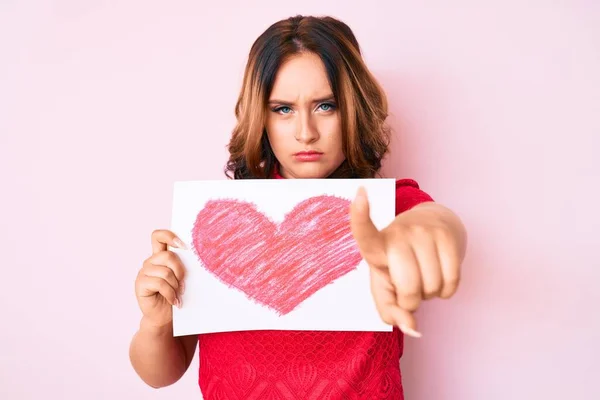 Jonge Mooie Blanke Vrouw Met Hart Vorm Papier Wijzen Met — Stockfoto