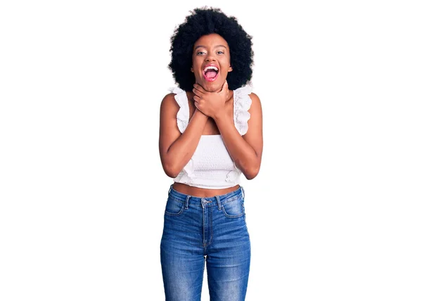 Jonge Afro Amerikaanse Vrouw Draagt Casual Kleding Schreeuwend Verstikkend Omdat — Stockfoto