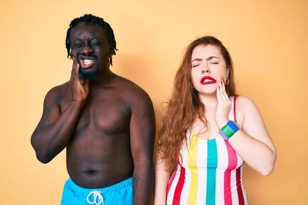 Interracial Par Bär Badkläder Röra Munnen Med Handen Med Smärtsamma — Stockfoto