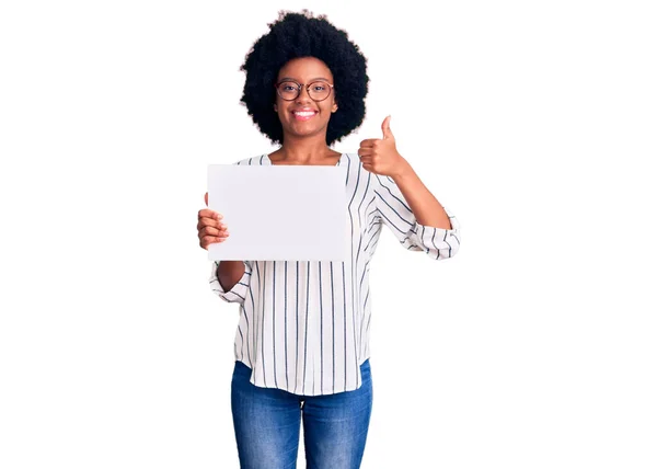 Jovem Afro Americana Segurando Papel Vazio Branco Sorrindo Feliz Positivo — Fotografia de Stock