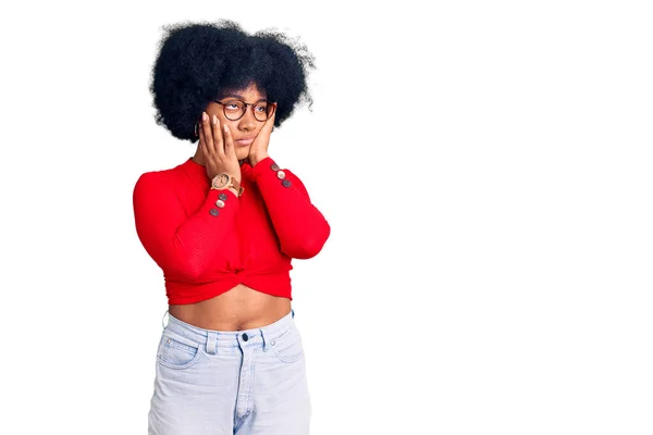 Chica Afroamericana Joven Con Ropa Casual Gafas Manos Cansadas Cubriendo — Foto de Stock