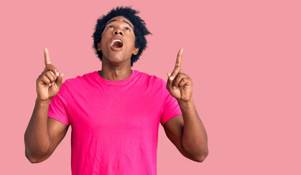 Schöner Afrikanisch Amerikanischer Mann Mit Afro Haaren Lässigem Rosafarbenem Shirt — Stockfoto