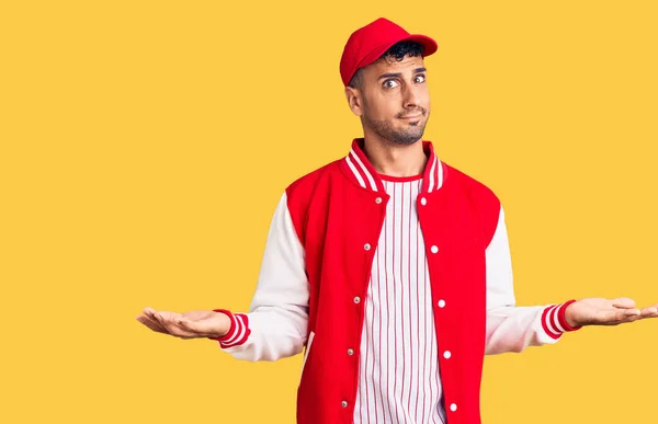 Jovem Hispânico Vestindo Uniforme Beisebol Sem Noção Expressão Confusa Com — Fotografia de Stock