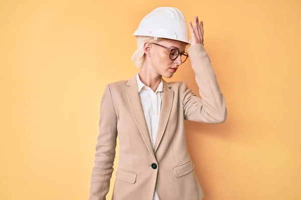 Joven Mujer Rubia Usando Hardhat Arquitecto Sorprendido Con Mano Cabeza —  Fotos de Stock