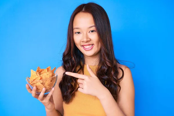 Joven Hermosa Chica China Sosteniendo Nachos Patatas Fritas Sonriendo Feliz — Foto de Stock