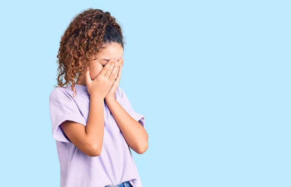 Schöne Junge Mädchen Mit Lockigen Haaren Tragen Lässige Kleidung Mit — Stockfoto