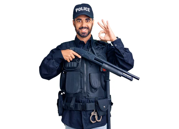 Jeune Homme Hispanique Portant Uniforme Police Tenant Fusil Chasse Faisant — Photo