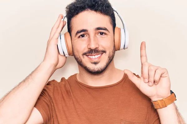 Fiatal Spanyol Férfi Zenét Hallgat Fejhallgatóval Mosolyog Egy Ötlettel Vagy — Stock Fotó