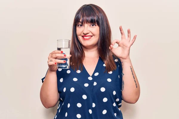 Junge Size Frau Trinkt Glas Wasser Tut Zeichen Mit Den — Stockfoto
