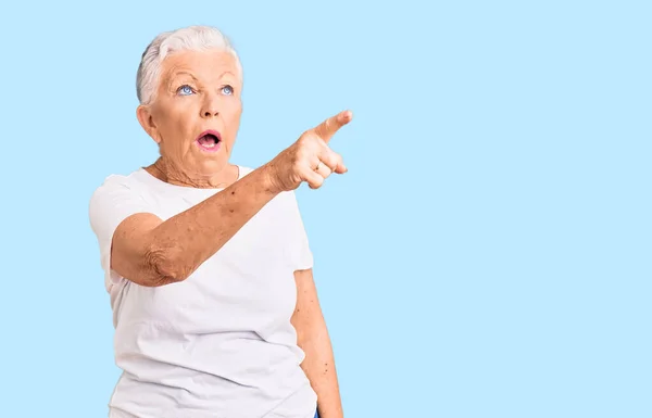 Senior Hermosa Mujer Con Ojos Azules Pelo Gris Con Camiseta —  Fotos de Stock